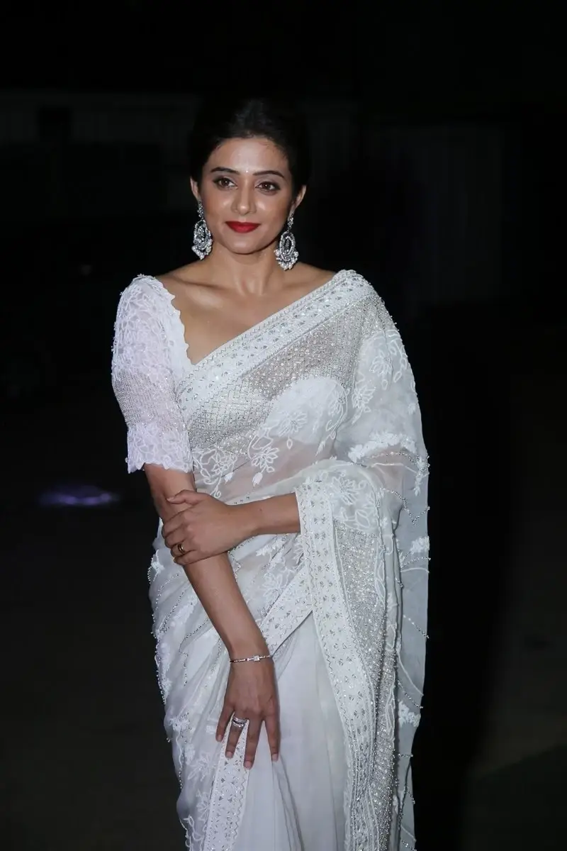 INDIAN ACTRESS PRIYAMANI IN WHITE SAREE AT CUSTODY MOVIE RELEASE EVENT 8